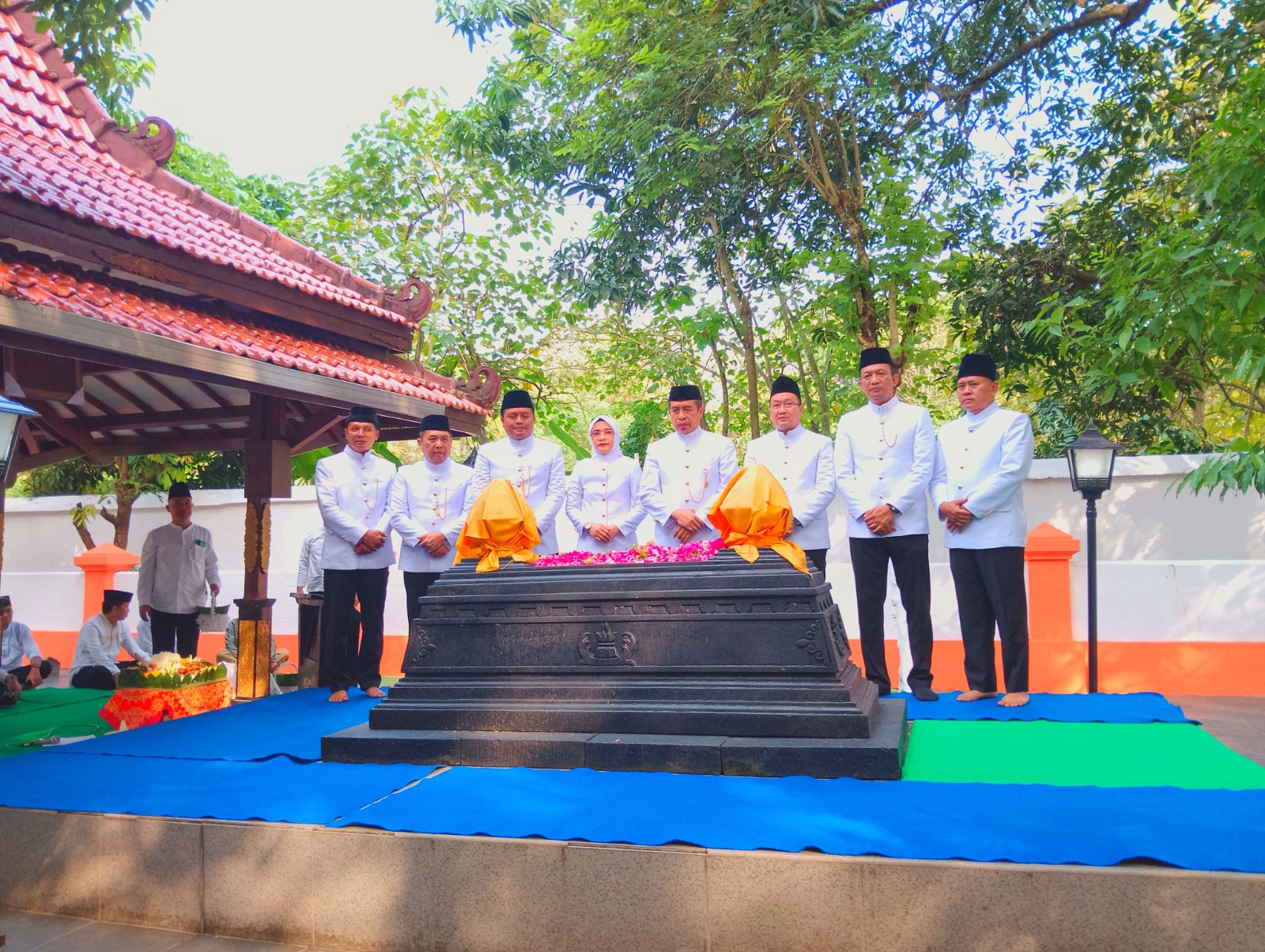 Bupati Madiun bersama forkopimda dan OPD melakukan ziarah makam leluhur bupati terdahulu, Kamis (3/7). FOTO: LODITYA FERNANDEZ/RADAR CARUBAN