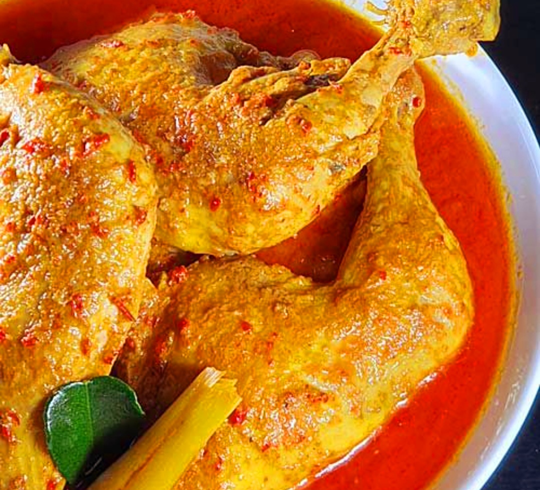 Gulai ayam Padang empuk dan wangi rempah.