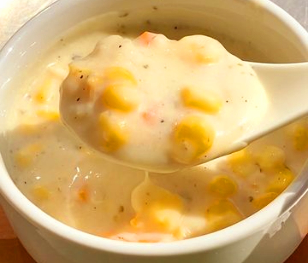 Sup krim jagung creamy dengan ayam, sosis, dan jamur.