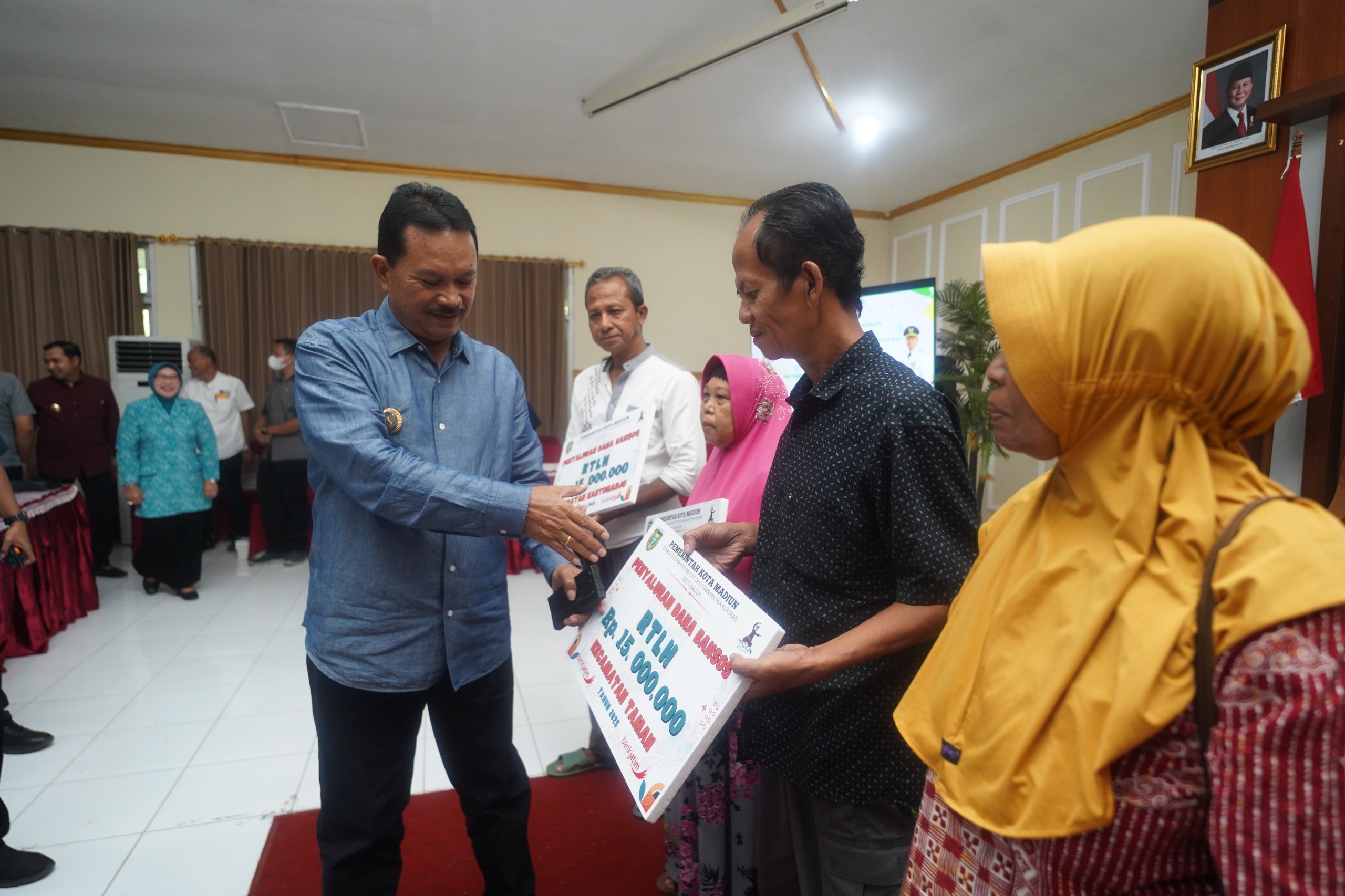 Wali Kota Maidi menyerahkan bantuan RTLH dan jambanisasi secara simbolis di Kantor Kecamatan Manguharjo, pada Senin (24/6) lalu. FOTO: DISKOMINFO UNTUK RADAR MADIUN