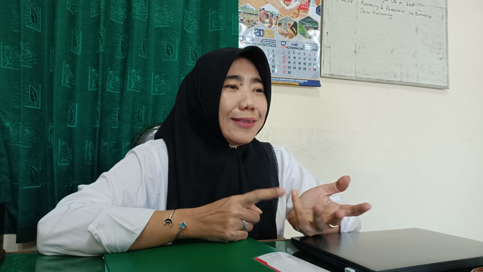 Kepala Bidang Pengembangan Ekonomi Pedesaan DPMD Pacitan Novia Wardani memberikan penjelasan tentang kondisi BUMDes di Pacitan saat ini. FOTO: NUR CAHYONO/RADAR PACITAN