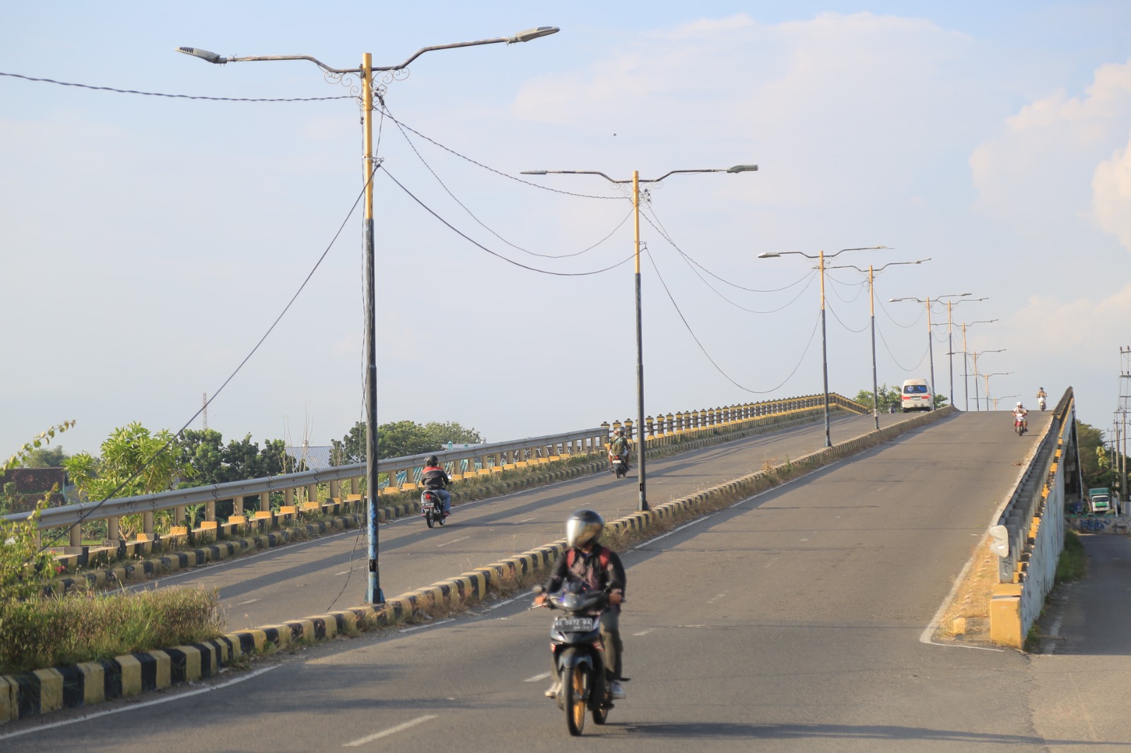 Ring Road Barat bakal ditutup total dari kendaraan umum. Polisi memfungsikan jalan lingkar kota itu untuk lokasi parkir peserta Suran Agung. FOTO: BAGAS BIMANTARA/JAWA POS RADAR MADIUN