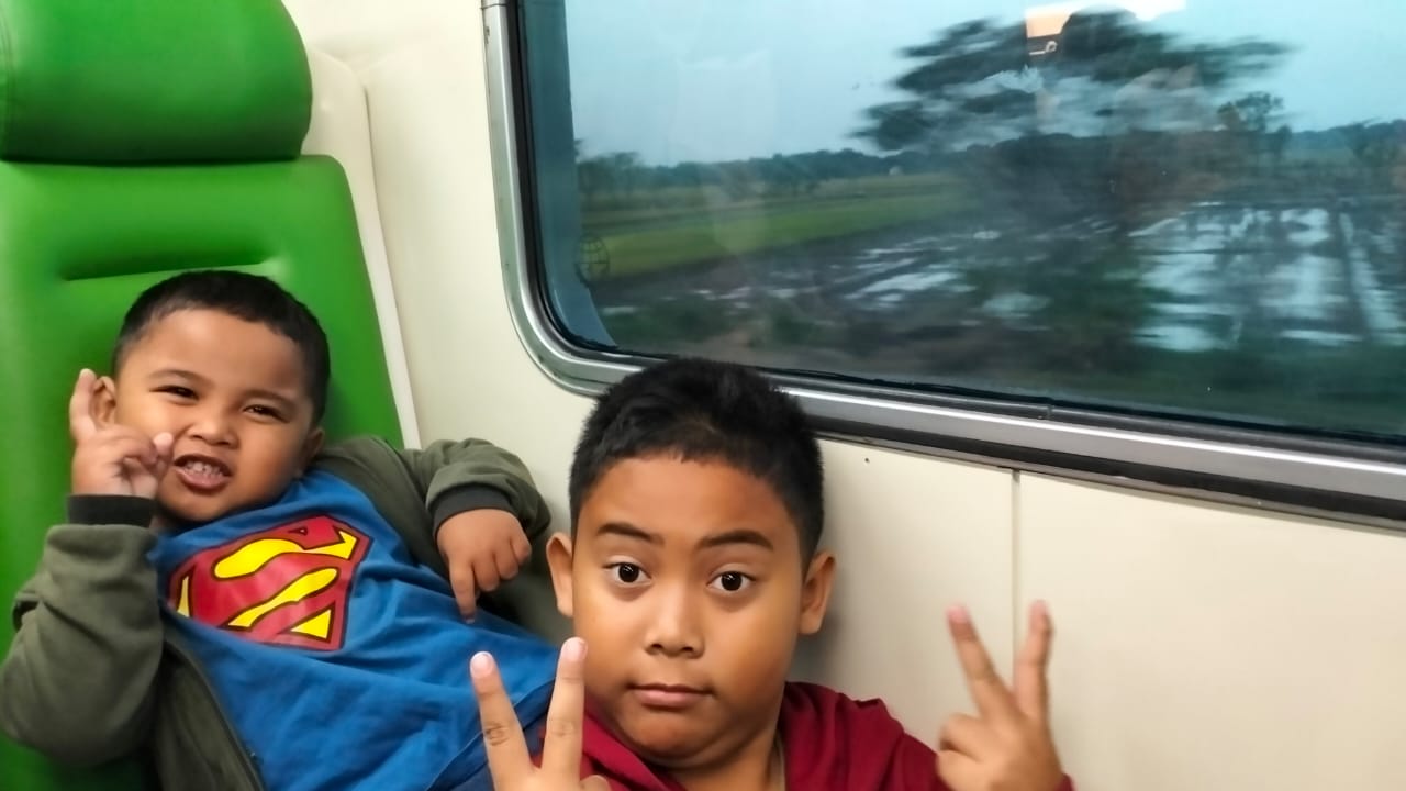 Anak-anak senang menikmati perjalanan naik KA Bias.