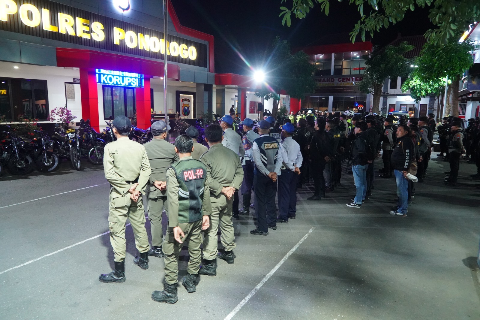 Ratusan personel gabungan dikerahkan Polres Ponorogo untuk mengamankan Suran Agung, termasuk pengawalan dan penyekatan di perbatasan. FOTO: HUMAS POLRES PONOROGO