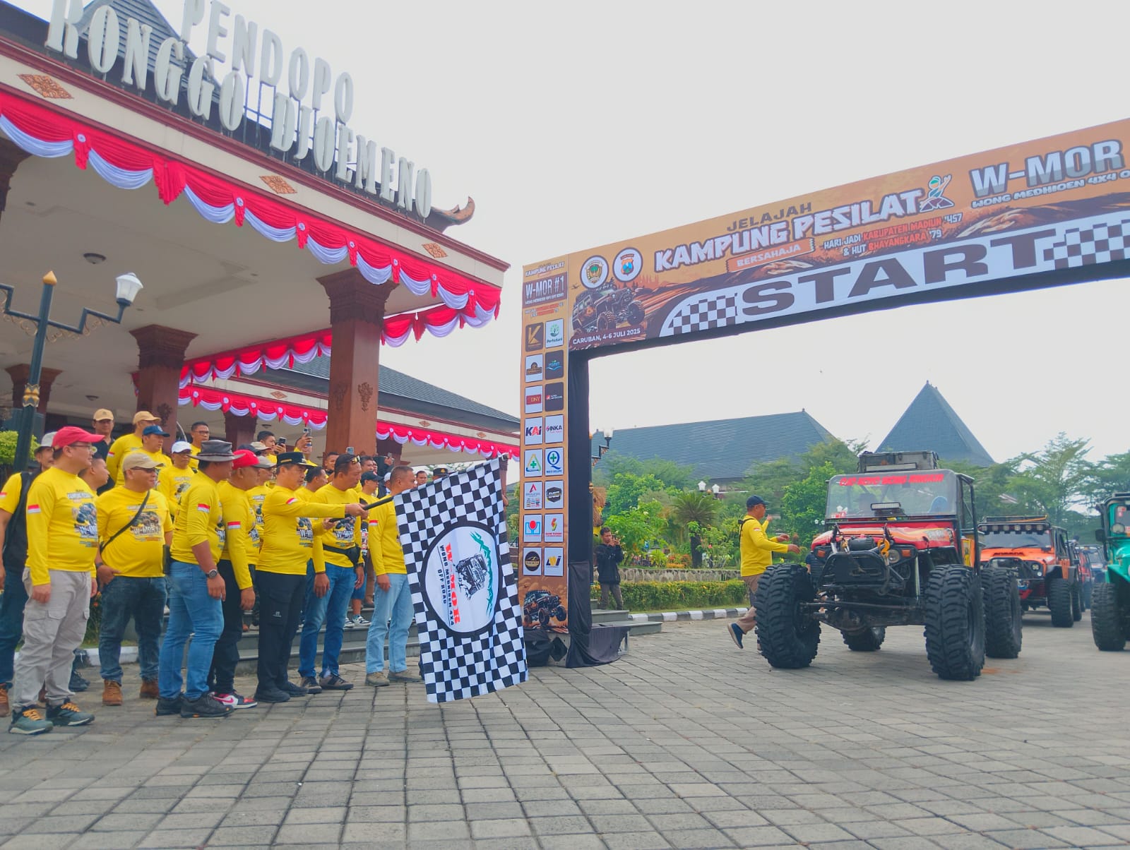 Bupati Madiun Hari Wuryanto bersama jajaran forkopimda memberangkatkan peserta event offroad Jelajah Kampung Pesilat Bersahaja 2025, Sabtu (5/7). FOTO: LODITYA FERNANDES/RADAR MADIUN