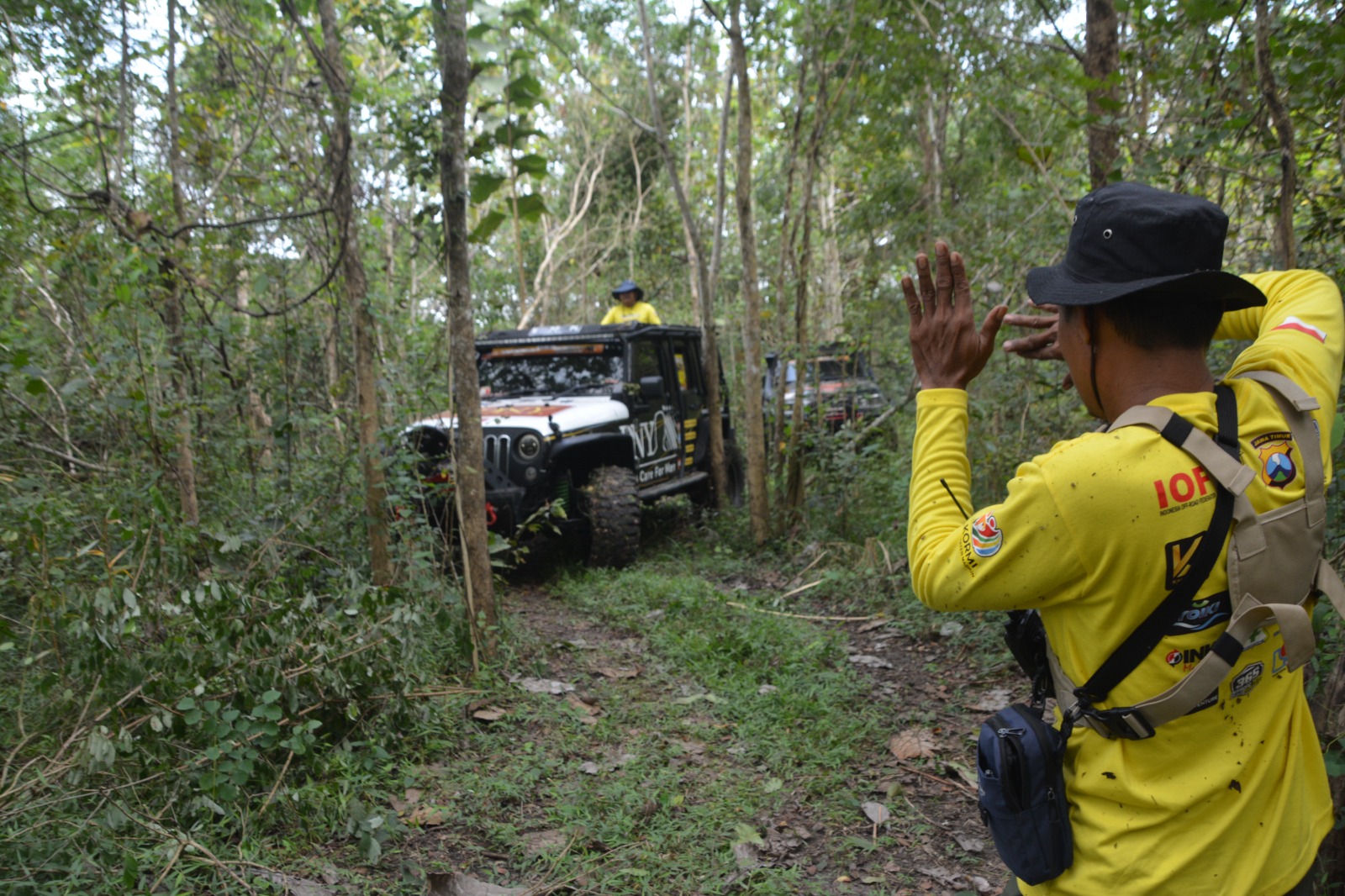 Para offroader jajal jalur ekstrem di Gunung Pandan, Madiun dalam event Jelajah Kampung Pesilat 2025. FOTO: LODITYA FERNANDES/RADAR MADIUN