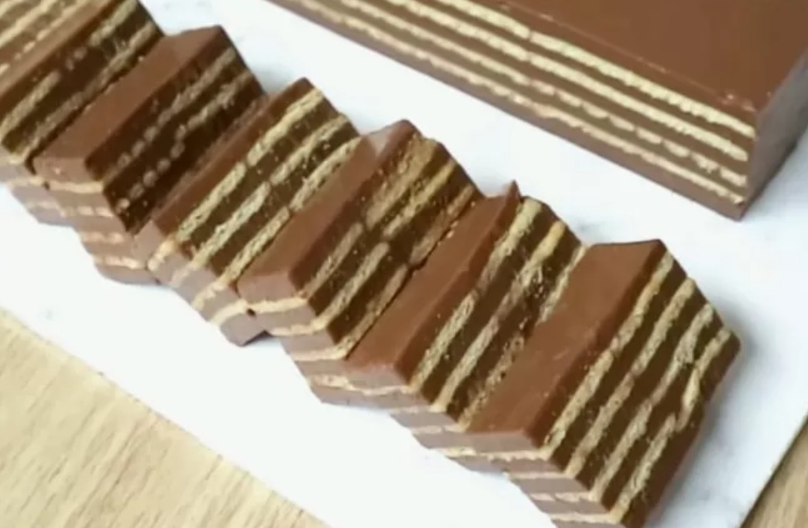 Resep puding wafer cokelat yang lembut dan praktis.