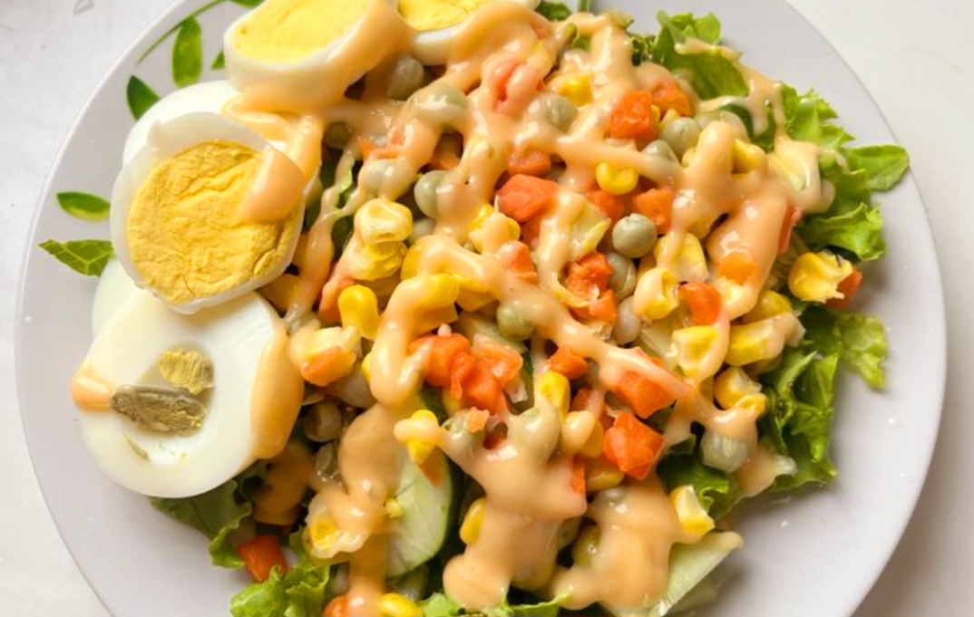 Salad sayur wortel, jagung, dan telur rebus, cocok untuk diet, sarapan sehat, atau bekal praktis.