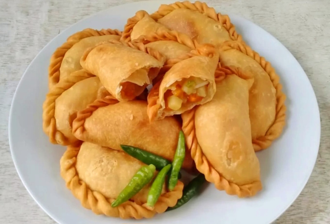 Pastel isi sayur ayam telur jadi camilan favorit sore hari.