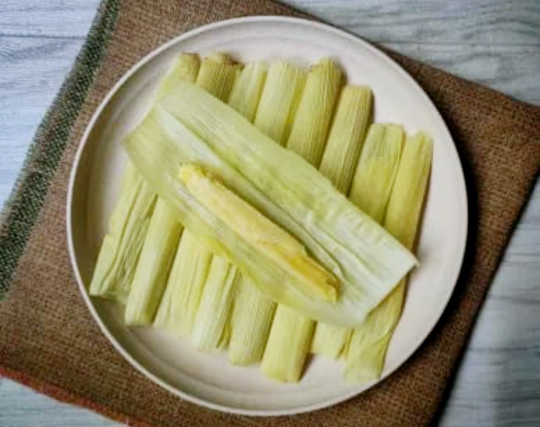 Lepet jagung kukus, camilan manis gurih favorit keluarga dari bahan sederhana.