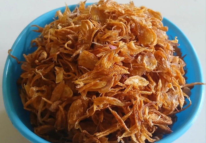 Bawang goreng.