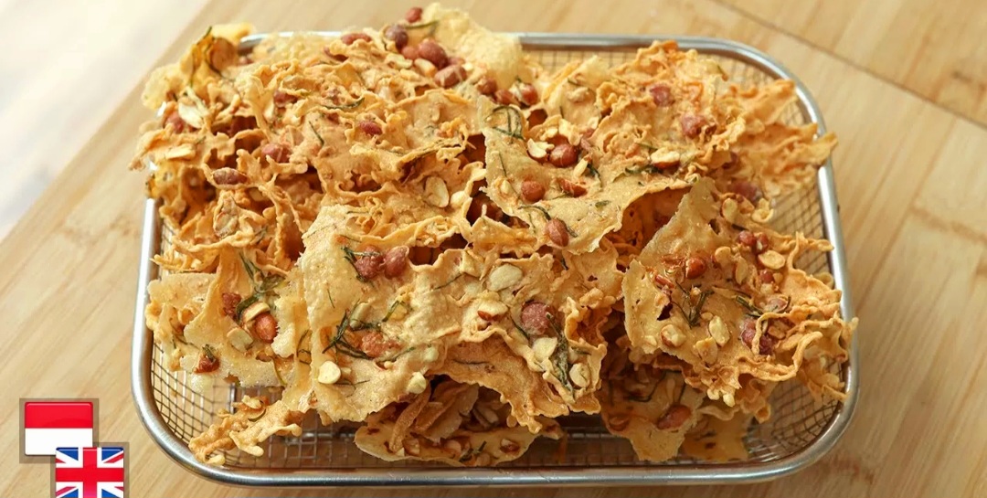Rempeyek kacang teri ala Chef Devina: renyah, gurih, dan tahan lama.