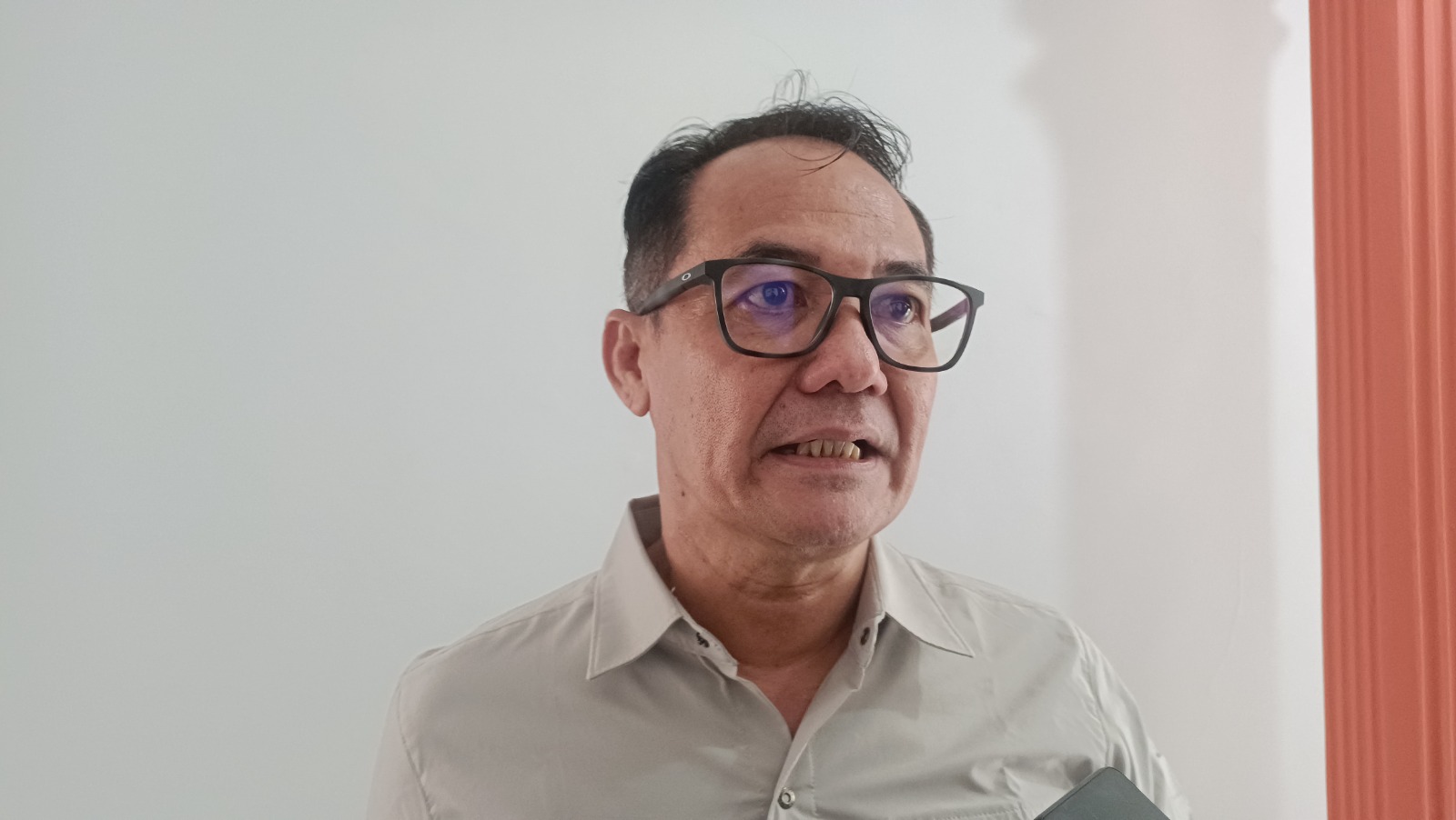 Ketua Komisi I DPRD Pacitan Rakhman Wijayanto mengomemtari terkait operasional BUMDes. FOTO: NUR CAHYONO/RADAR PACITAN