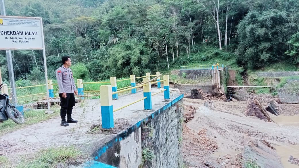 Bagian Dam Ndondong di Desa Mlati, Arjosari, ambrol sepanjang 100 meter. Polisi memasang garis pengaman di lokasi. FOTO: POLSEK ARJOSARI UNTUK RADAR PACITAN