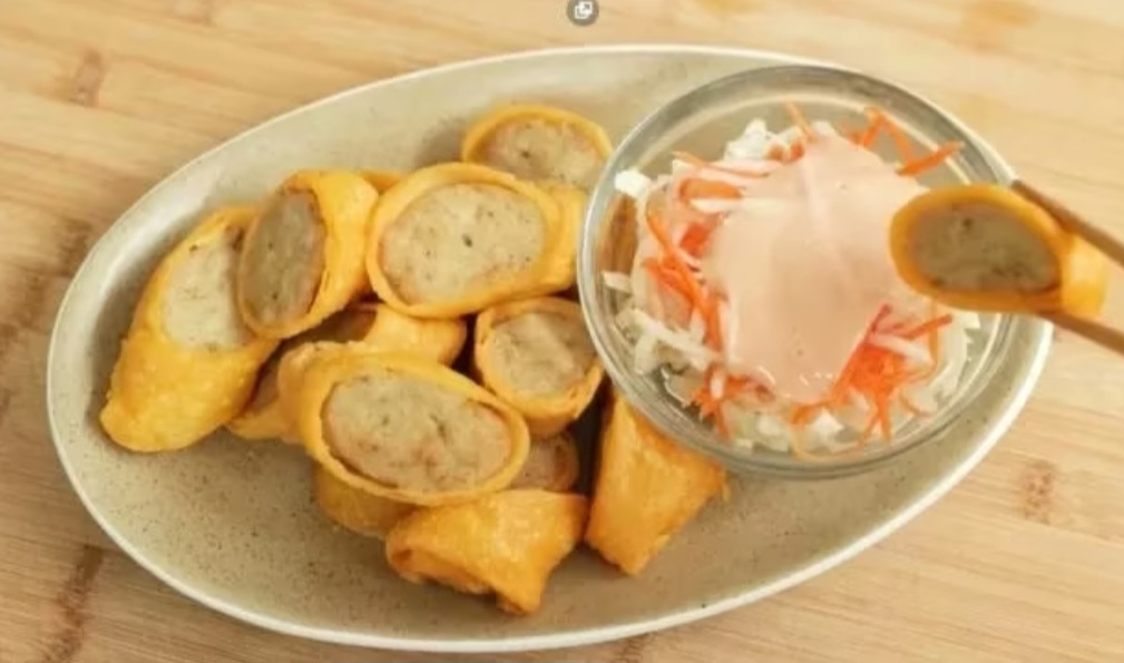 Egg chicken roll HokBen ala Chef Devina Hermawan, gurih dan lembut, cocok jadi bekal si kecil.