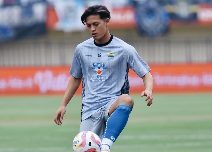 AlfeandraDewangga saat pemanasan sebelum kick off.