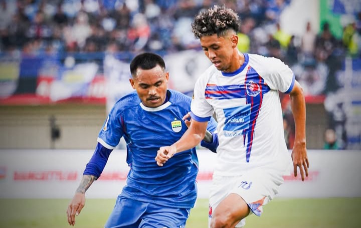 Saddil Ramdani coba merebut bola dari kaki pemain Port FC.