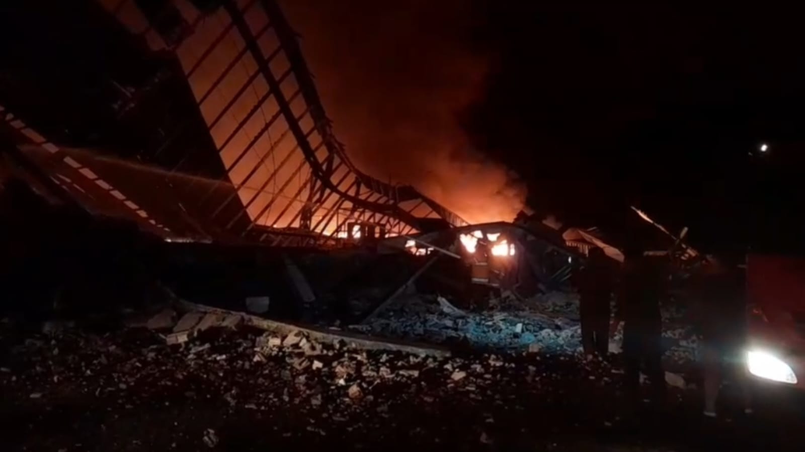 Kebakaran melanda gudang pabrik sepatu di Ngawi pada Minggu (6/7) pukul 23.00. FOTO: ASEP SYAEFUL/RADAR NGAWI