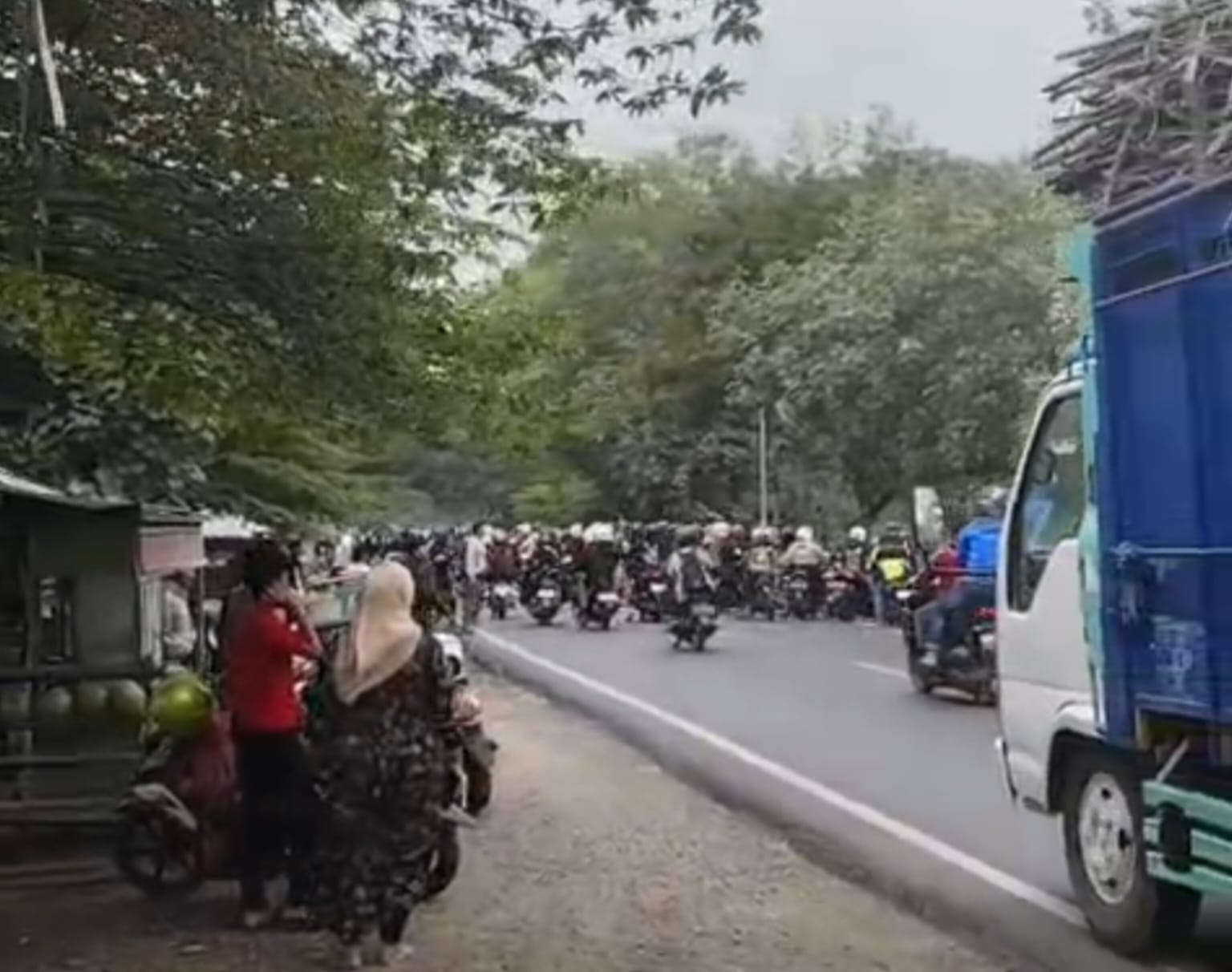 Kelompok perguruan silat sempat terlibat gesekan dengan pemuda di Saradan, Madiun gegara perbedaan kaos perguruan, Minggu (6/7). FOTO: TANGKAPAN LAYAR