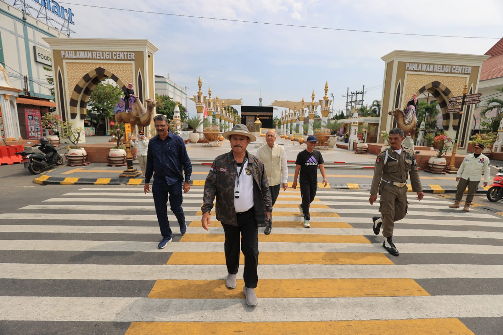 Wali Kota Maidi bersama Konsul Kehormatan India Manoj Bhat dan investor India meninjau kawasan PSC, Sabtu (5/7). WS HENDRO/DISKOMINFO UNTUK RADAR MADIUN