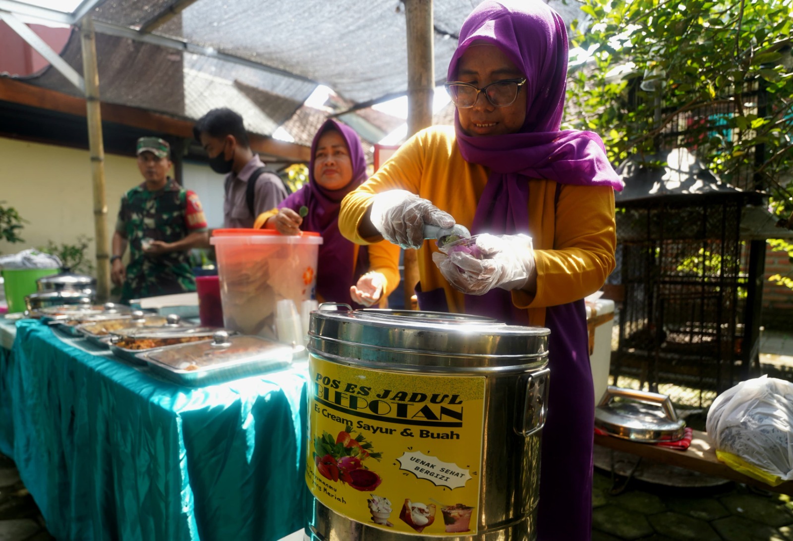 Susi menunjukkan es krim Jadul Blepotan buatannya yang terbuat dari bahan alami seperti bayam dan buah naga. FOTO: WS HENDRO DISKOMINFO UNTUK RADAR MADIUN