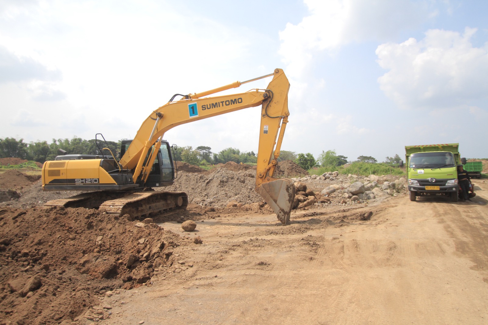Aktivitas penambangan di Desa Taji, Karas, bakal segera beroperasi kembali setelah dikaji ulang oleh Dinas ESDM Jatim dan pemkab. FOTO: AJI PUTRA/JAWA POS RADAR MAGETAN