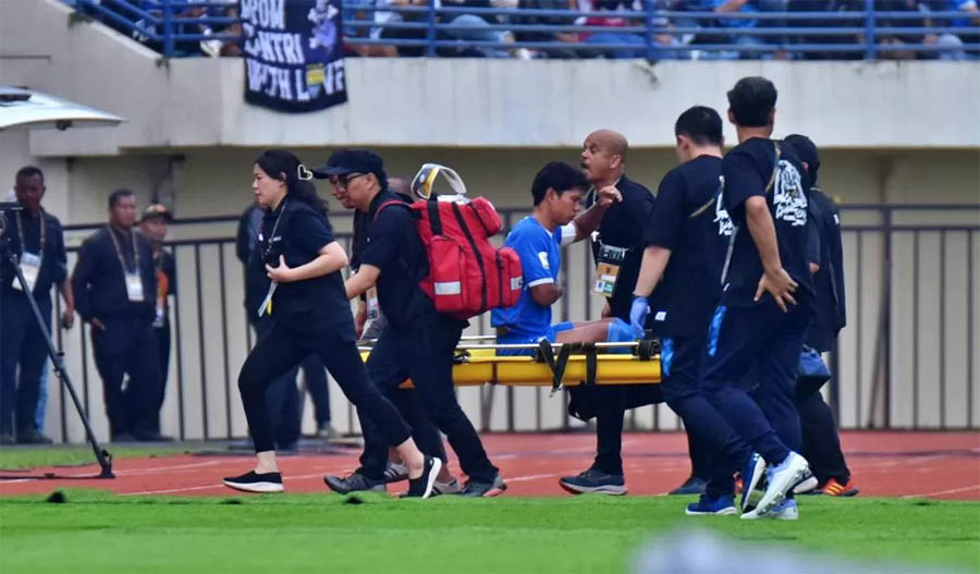 Achmad Jufriyanto saat ditandu keluar lapangan usai benturan keras di laga kontra Port FC.