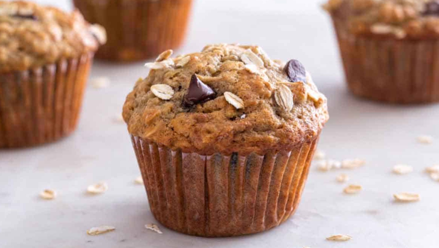 Ilustrasi banana oat muffin.