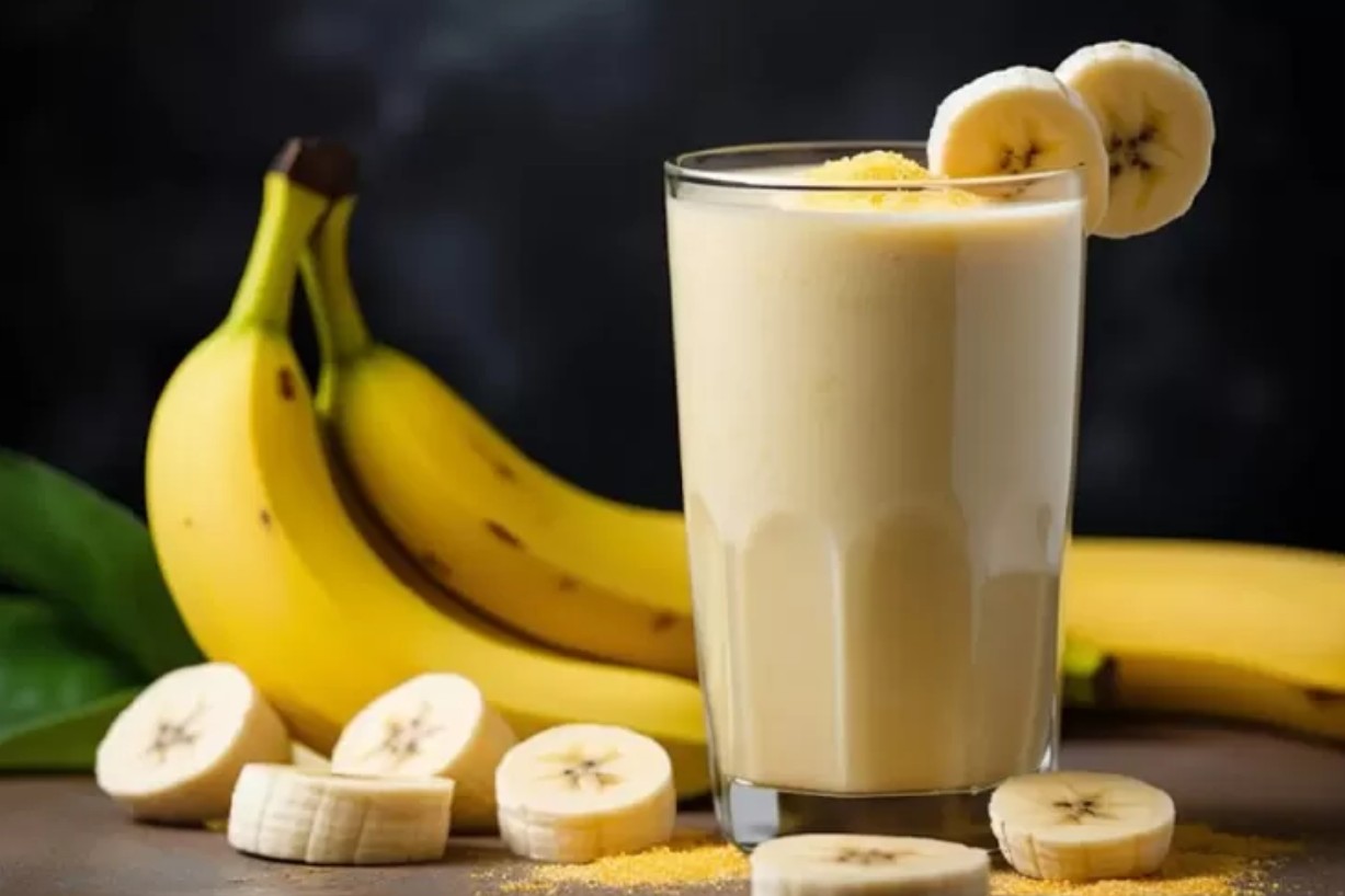 Banana smoothie yang sehat dan menyegarkan.