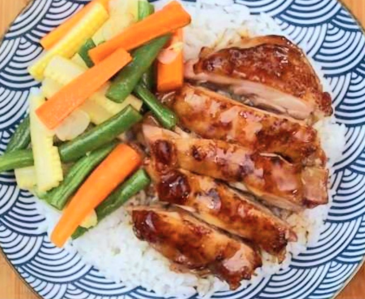 Chicken Teriyaki ala Yoshinoya yang lembut dan gurih, lengkap dengan saus teriyaki homemade.