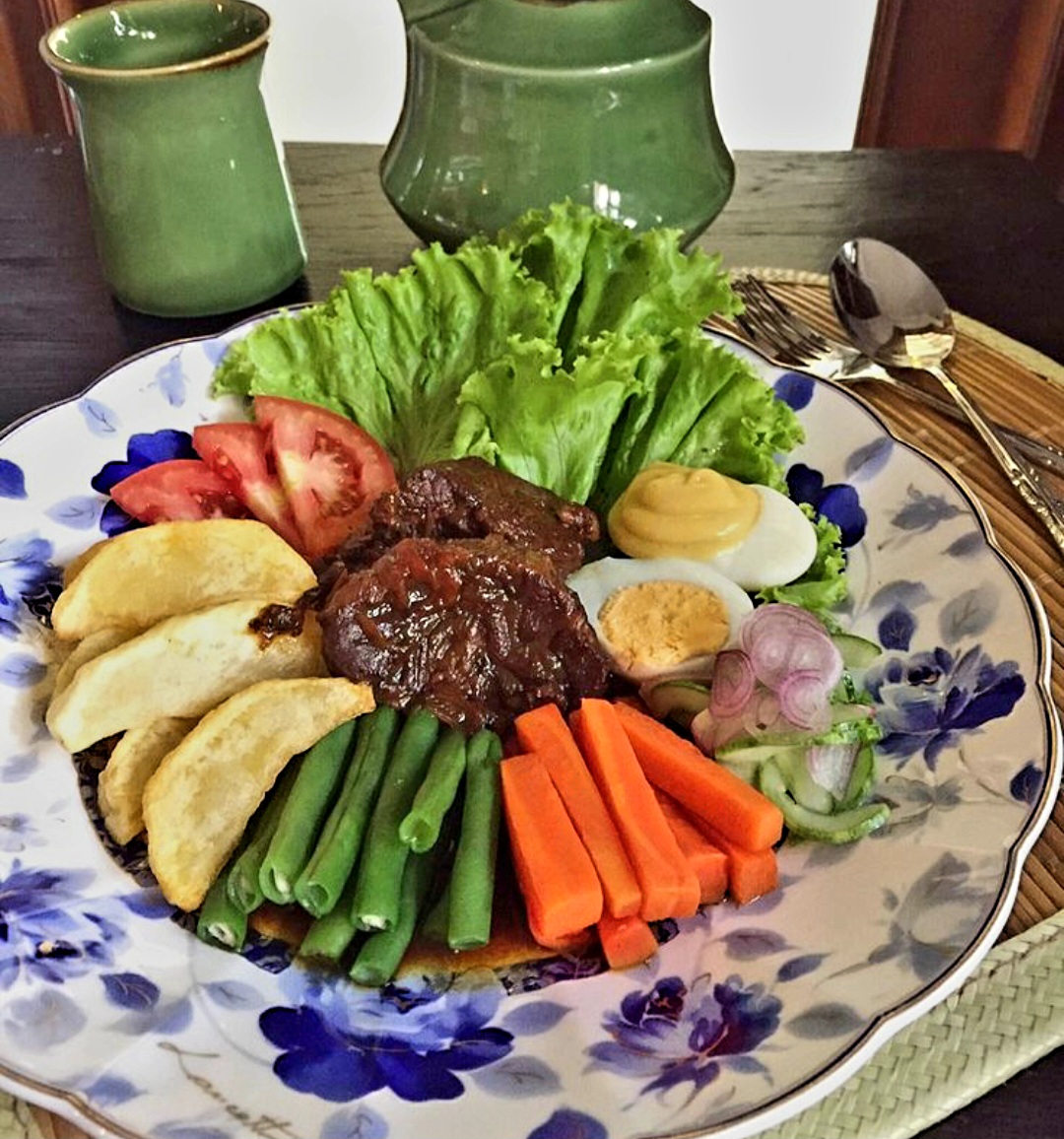 Selat Solo, kuah manis gurih, isi daging sapi dan sayuran.
