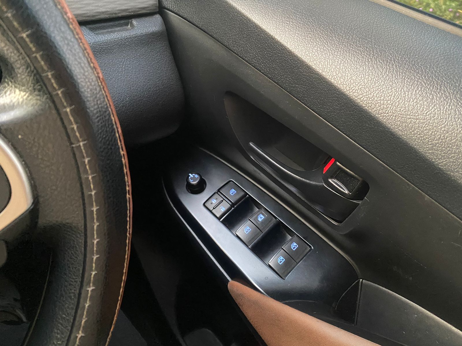 Ilustrasi power window mobil butuh perawatan agar tidak macet.