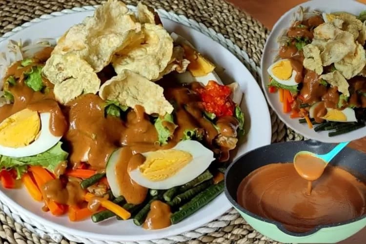 Gado gado jadi satu dari sederet kuliner nusantara yang cocok untuk menu makan siang.