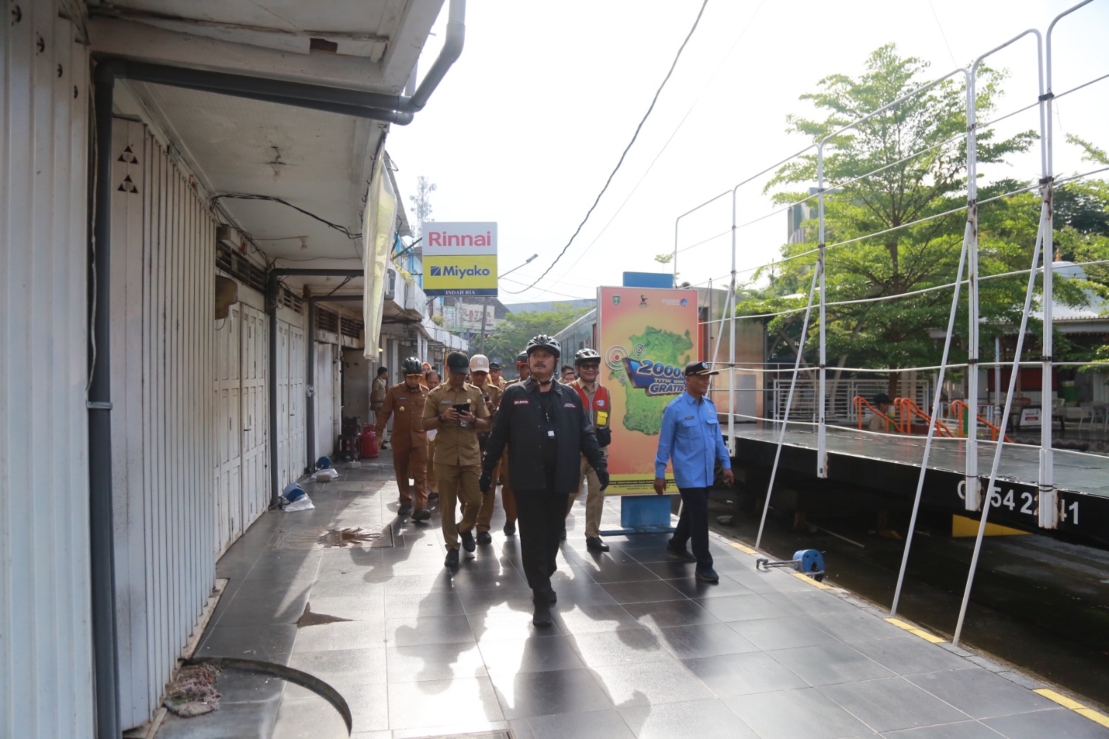 Wali Kota Madiun Maidi saat mengecek langsung kios pelat merah di kawasan BCC, Senin (7/7), menyikapi temuan tunggakan sewa. BAGAS BIMANTARA/JAWA POS RADAR MADIUN)