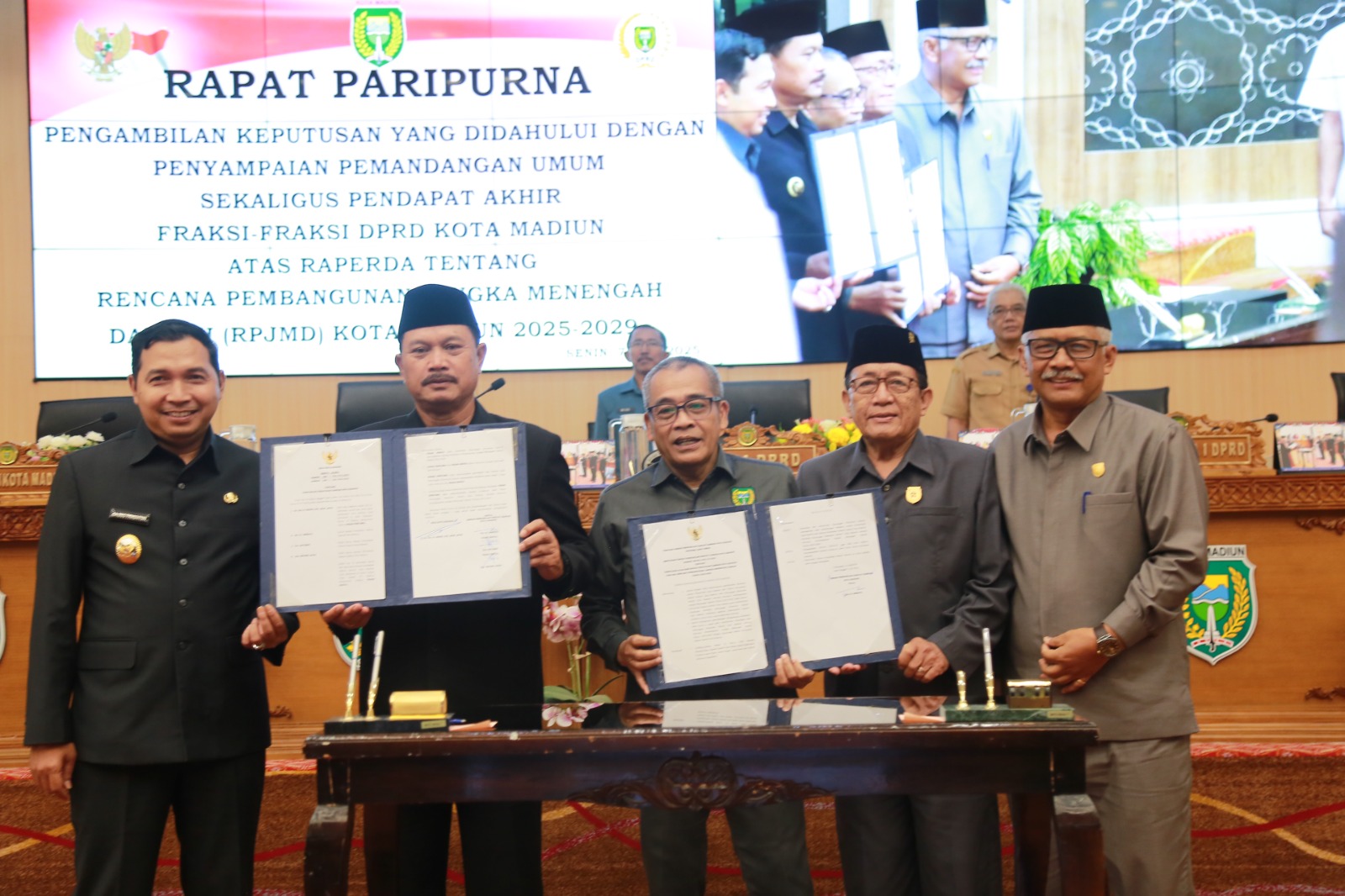 DPRD dan Pemkot Madiun menyepakati Raperda RPJMD 2025&ndash;2029 dalam rapat paripurna di gedung dewan, kemarin (7/7). BAGAS BIMANTARA/RADAR MADIUN