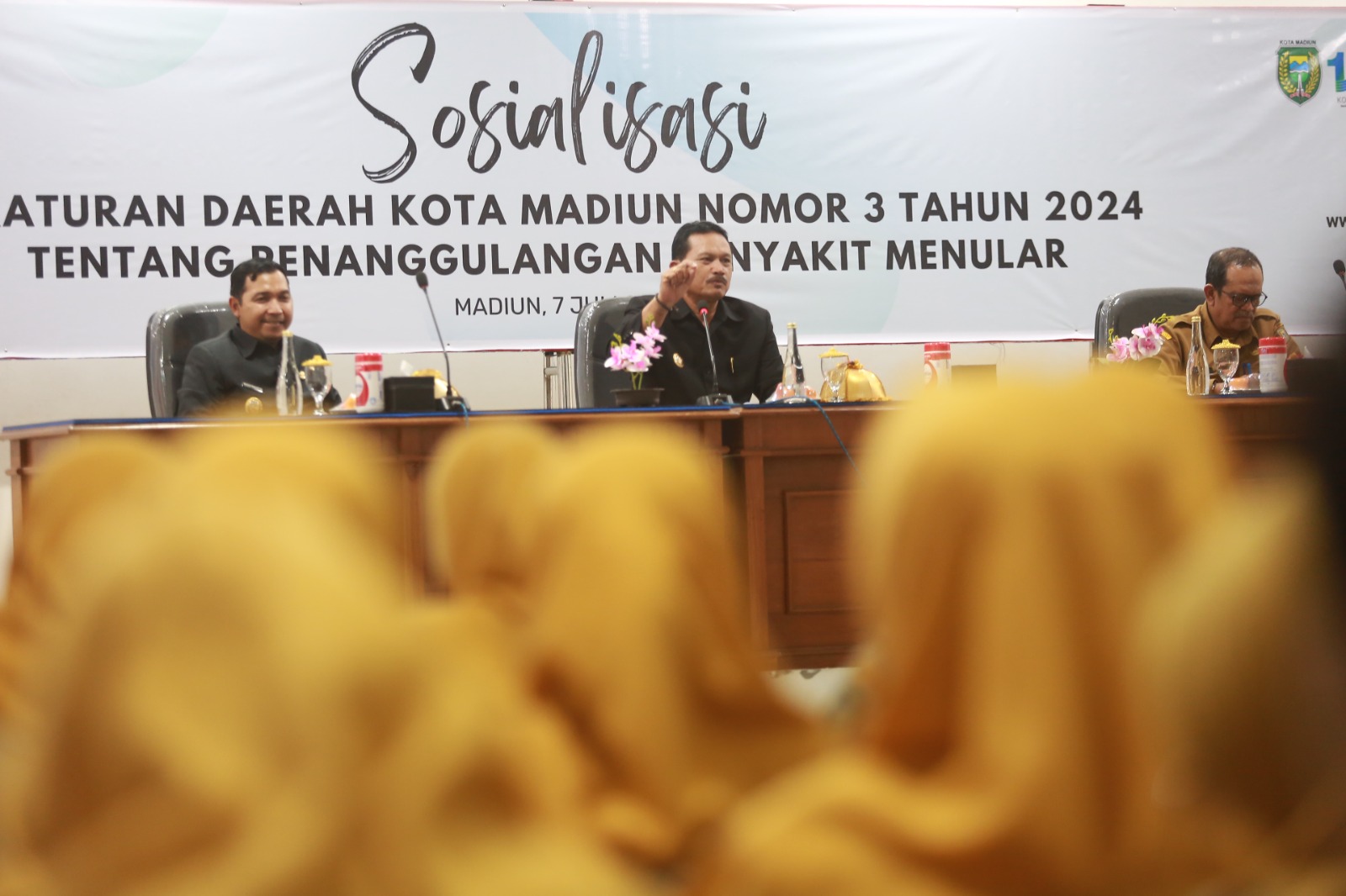 Wali Kota Maidi saat menjadi pembicara dalam sosialisasi perda tentang penanggulangan penyakit menular. FOTO: BAGAS BIMANTARA/RADAR MADIUN