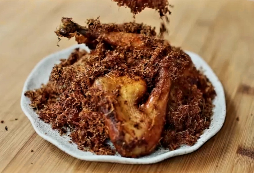 Ayam goreng lengkuas gurih dan garing ala Devina Hermawan.