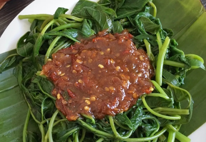 Brambang asem kangkung.