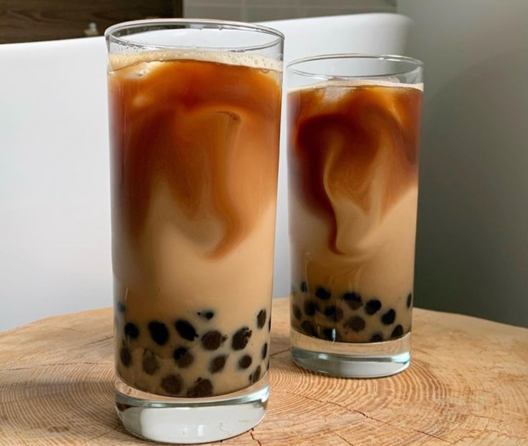 Ilustrasi Boba Milk Tea yang segar dan nikmat.