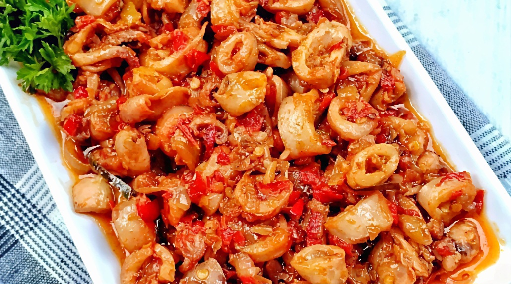 Sambal cumi segar pedas gurih, cocok untuk stok lauk harian, pelengkap makan.