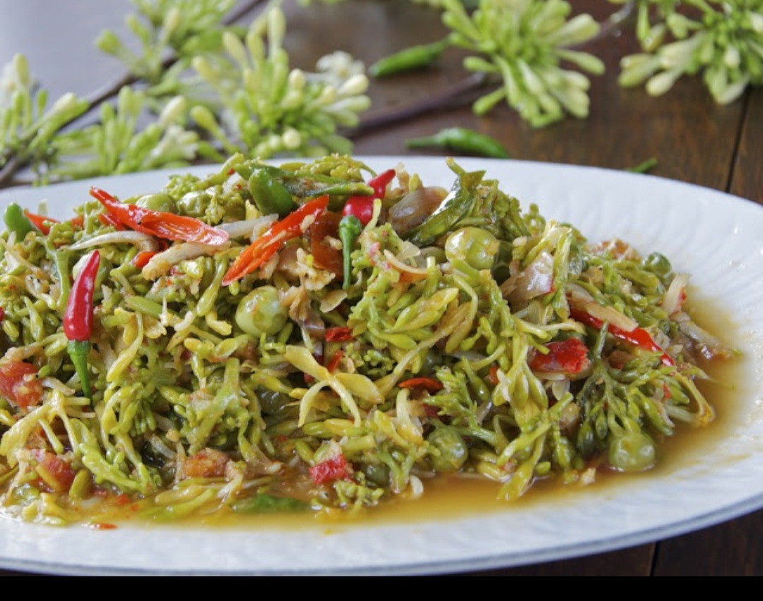 Tumis bunga pepaya ikan teri, menu tradisional anti pahit yang gurih pedas dan kaya manfaat.