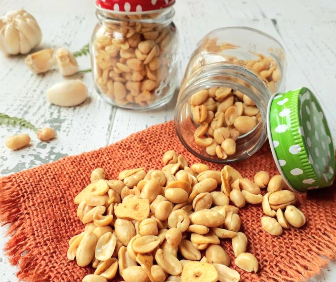 Kacang goreng bawang putih, camilan renyah dan gurih, cocok untuk Lebaran atau stok harian.