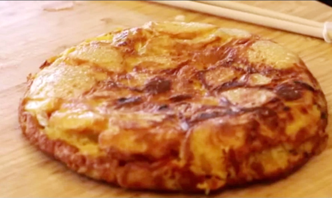 Telur dadar Spanyol alias tortilla de patatas yang gurih, empuk, mudah dibuat di rumah.