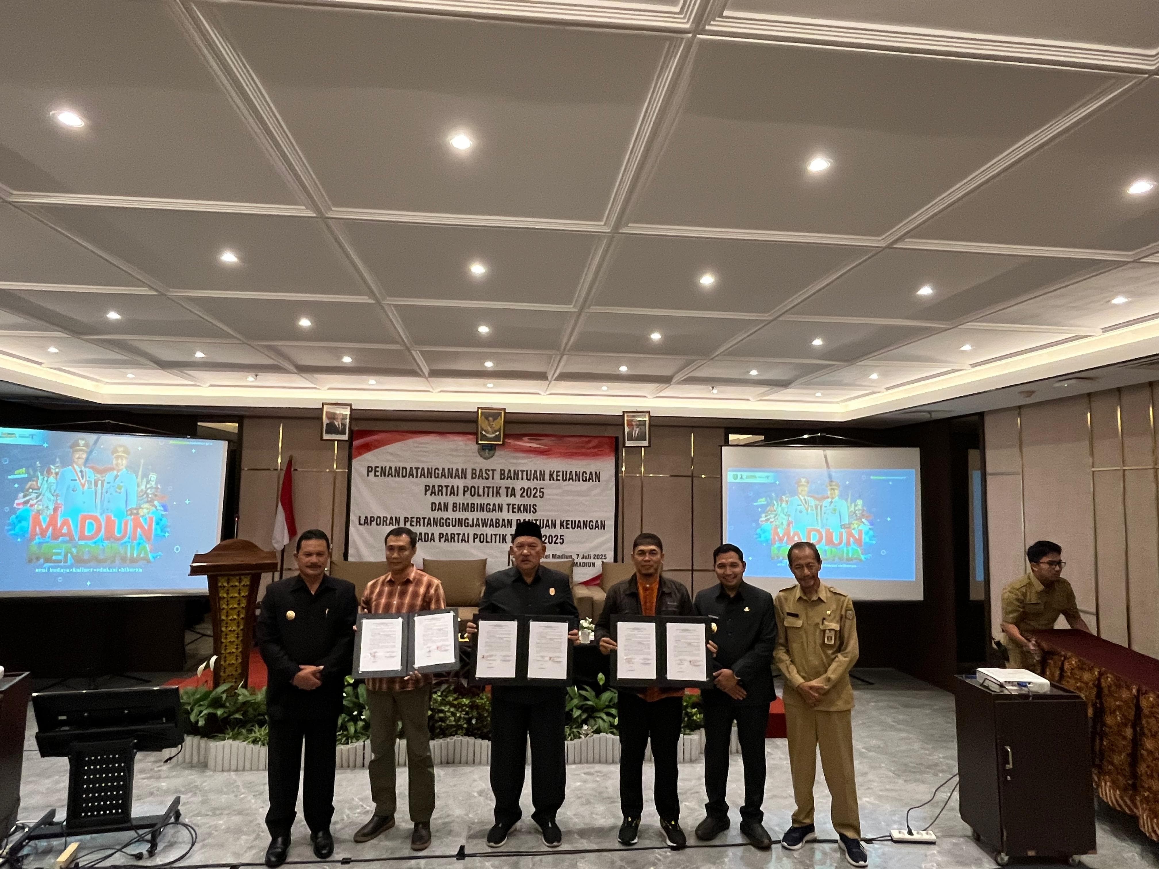 Penandatanganan berita acara penyerahan dana bantuan politik (banpol) untuk parpol peraih kursi di DPRD Kota Madiun kemarin (7/7). FOTO: BAKESBANGPOL KOTA MADIUN