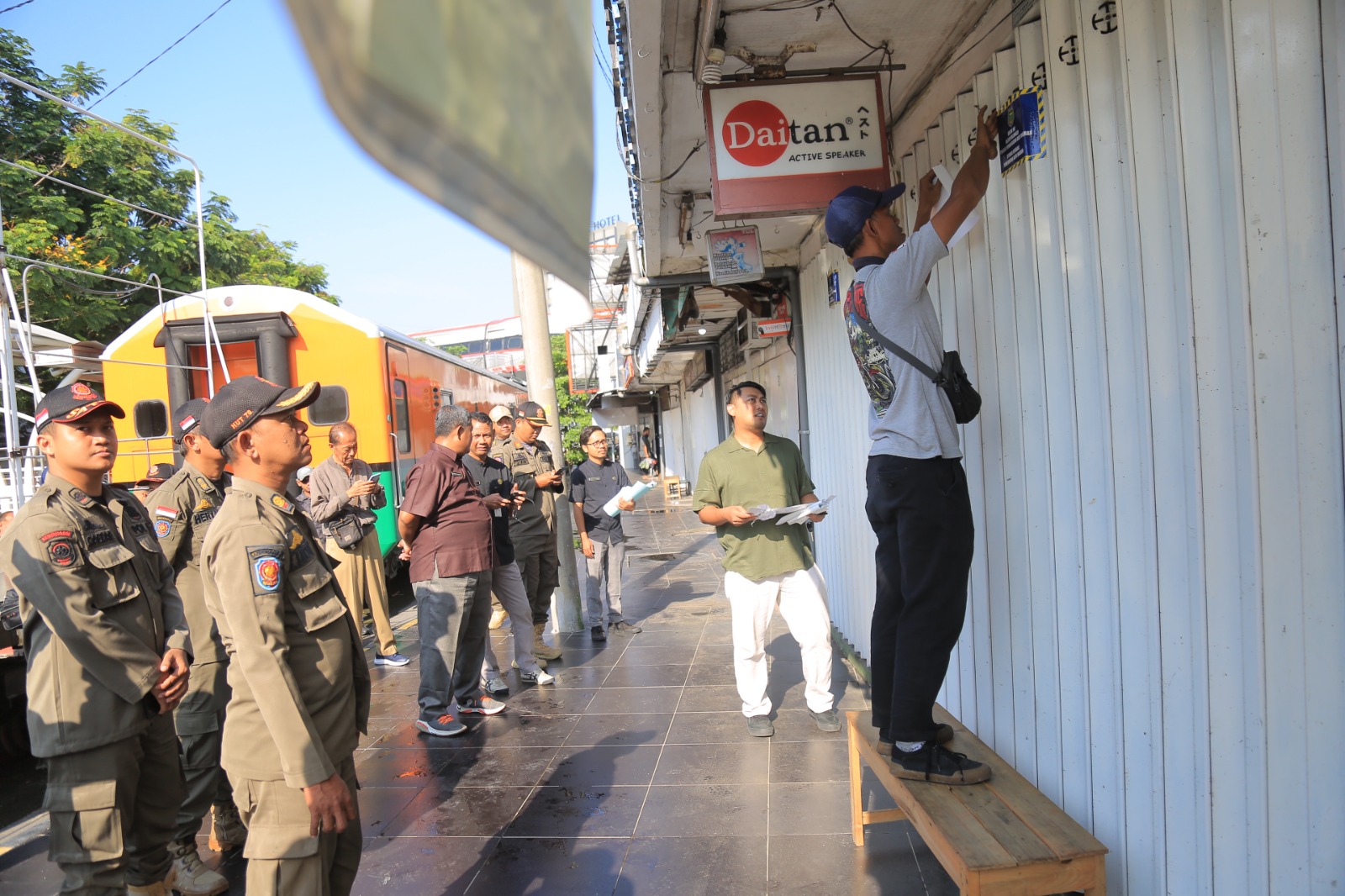 Petugas dari BKAD dan Satpol PP Kota Madiun menyegel kios di Bogowonto yang kedapatan menunggak biaya sewa, Selasa (8/7). FOTO: BAGAS BIMANTARA/RADAR MADIUN