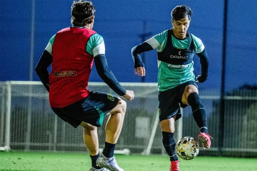 Kapten Persebaya Surabaya Bruno Moreira siap cetak gol atau assist di Sam Kerr Football Centre saat tur pramusim di Australia.