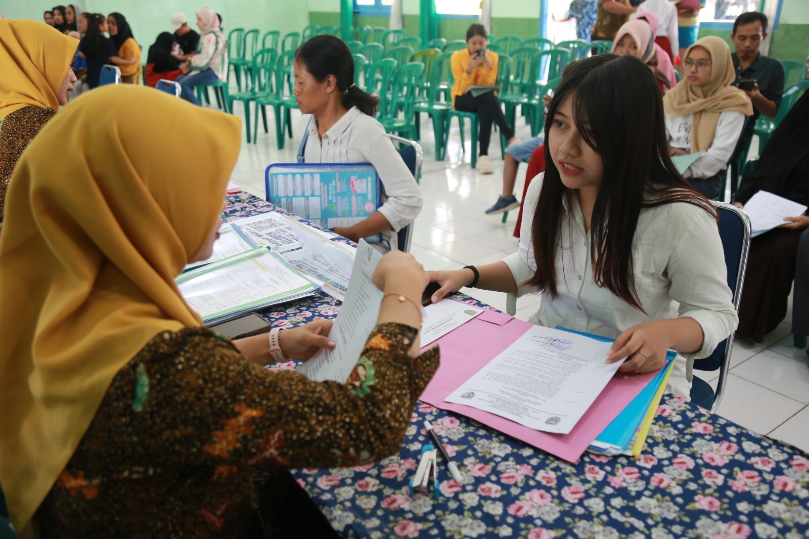 Para calon wali murid melakukan proses daftar ulang anak-anak mereka di SDN 02 Mojorejo dan SMPN 4 Kota Madiun. FOTO: BAGAS BIMANTARA/RADAR MADIUN