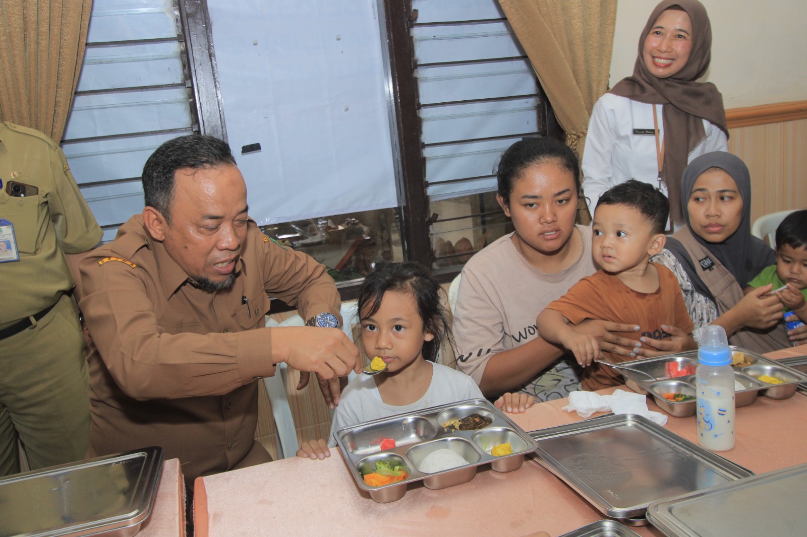 Wabup Magetan menyuapi balita penerima program MBG B3 kemarin (8/7). FOTO: AJI PUTRA/RADAR MAGETAN