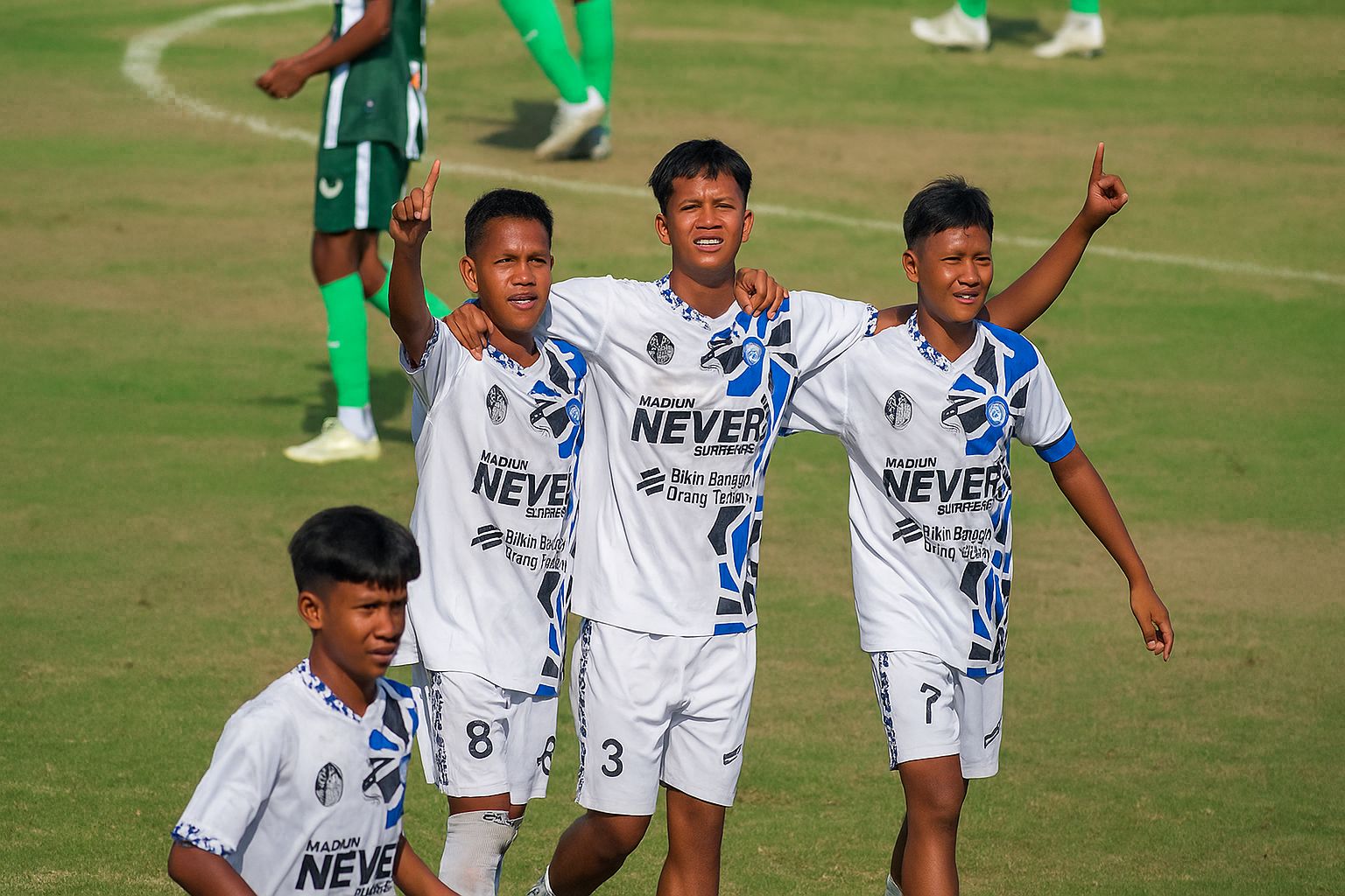 Aksi tim Madiun Putra melawan Arek Suroboyo di Soeratin Cup U-17.