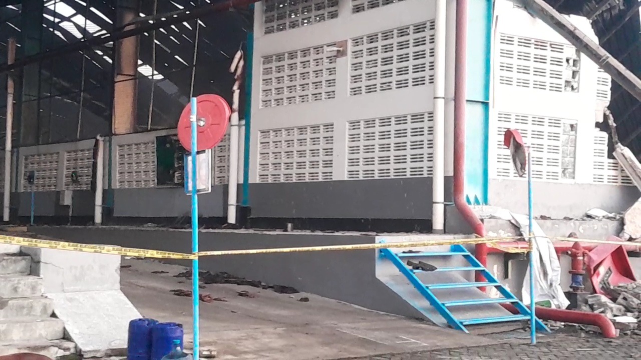 Polres Ngawi memasang garis polisi di lokasi pabrik sepatu yang terbakar pada Selasa (7/7) malam lalu. FOTO: ASEP SYAEFUL/RADAR NGAWI